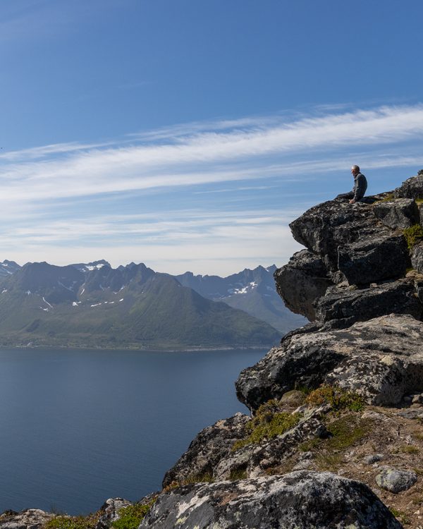 AB Bijna op de top met uitzicht over een fjord