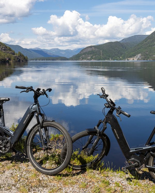 AB Tijdens fietstocht rond een meer nabij Seljord in Noorwegen