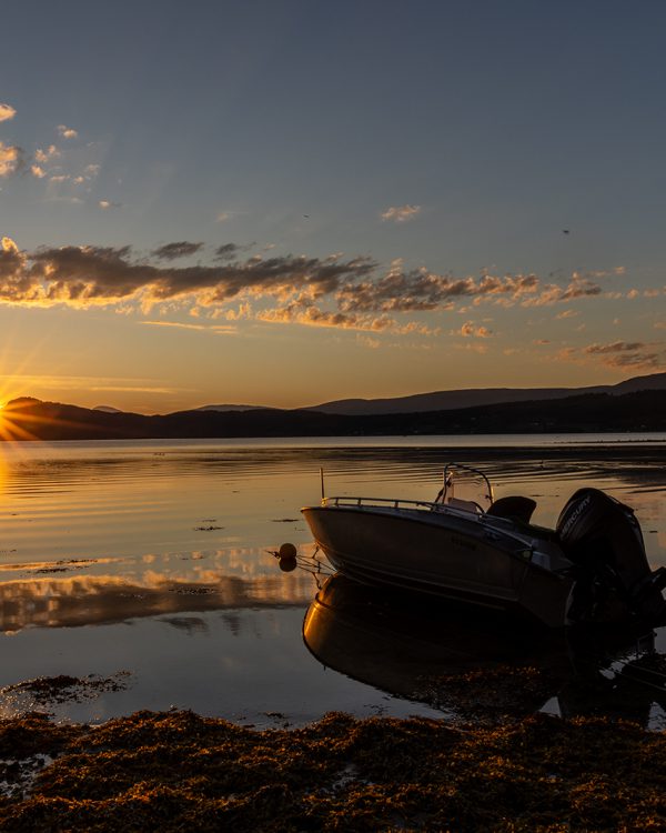 AB Zonsondergang boven het fjord bij Ålvund