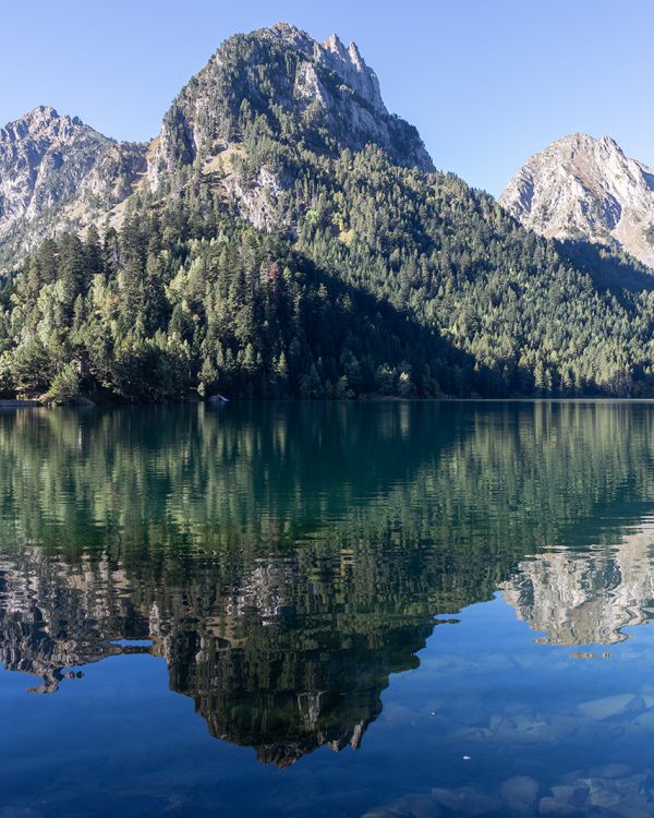 AB Berglandschap in de Spaanse pyreneeën weerspiegeld in het meer