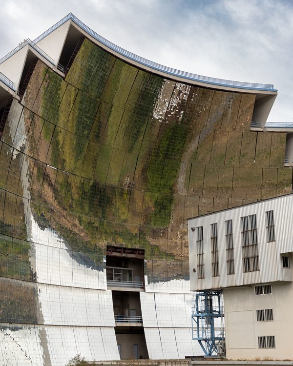 AB Berglandschap weerspiegeld in een zonne energie oven