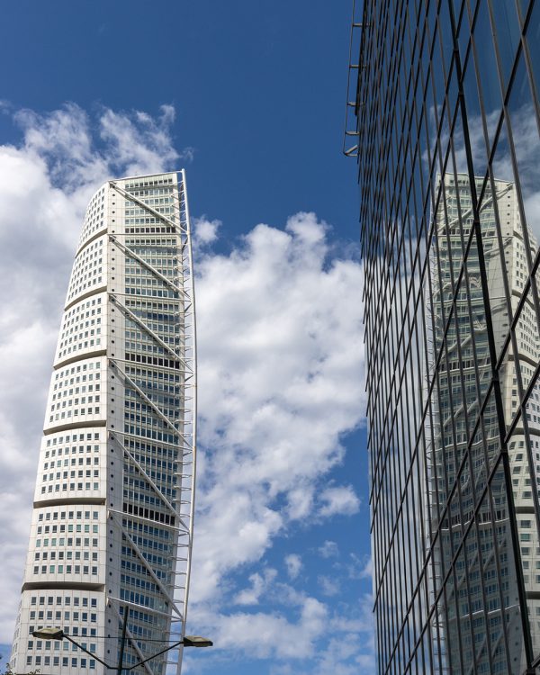 AB De turning Torso weerspiegeld in het tegenoverliggende gebouw