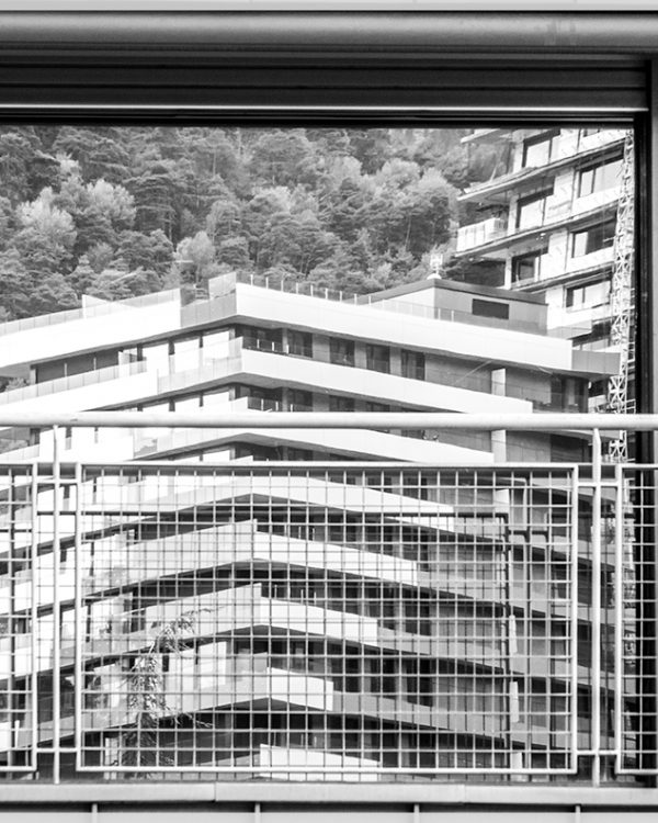 AB Gebouwen weerspiegeld in een raam in Andorra