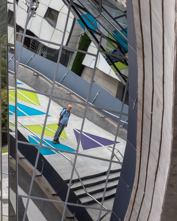 AB Weerspiegeling in een deel van modern gebouw in Andorra